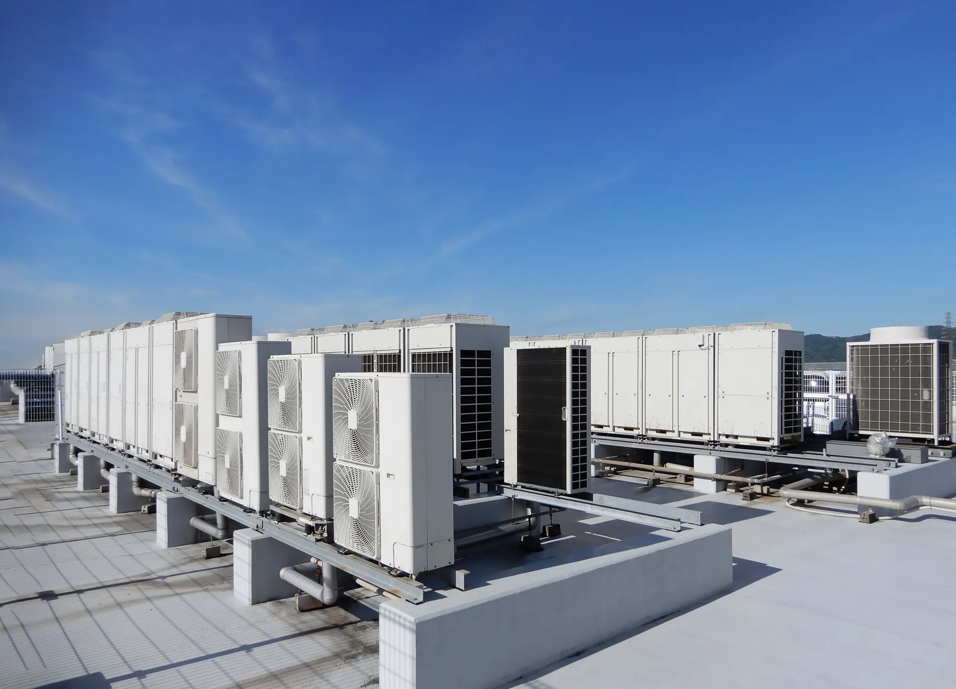 立ち並ぶ室外機のイメージ