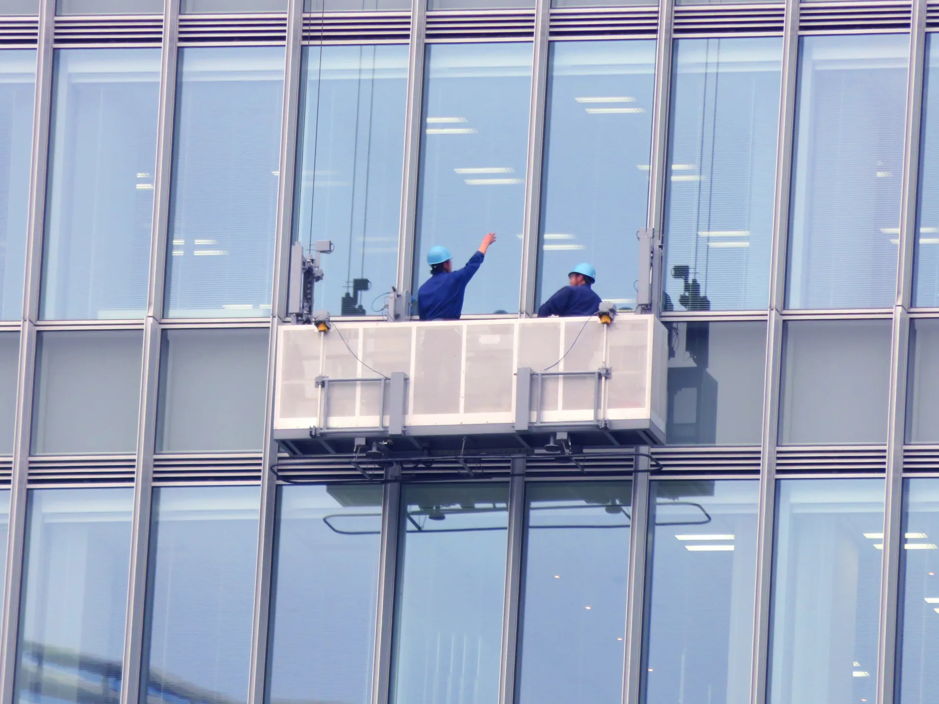 高所ガラス清掃の様子