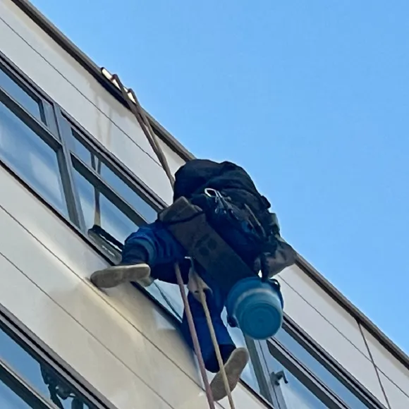 高所外壁清掃の様子