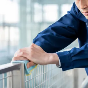 落下等防止フェンスの手入れの様子