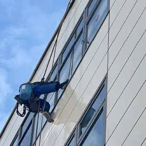 高所外壁清掃の様子